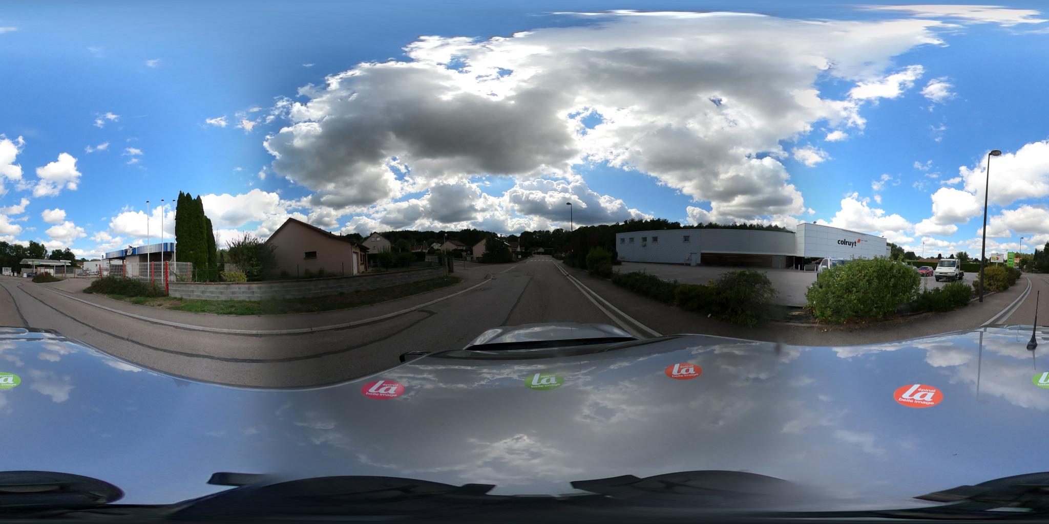 Vue de la rue du spot Terrain de volley et aire de street workout