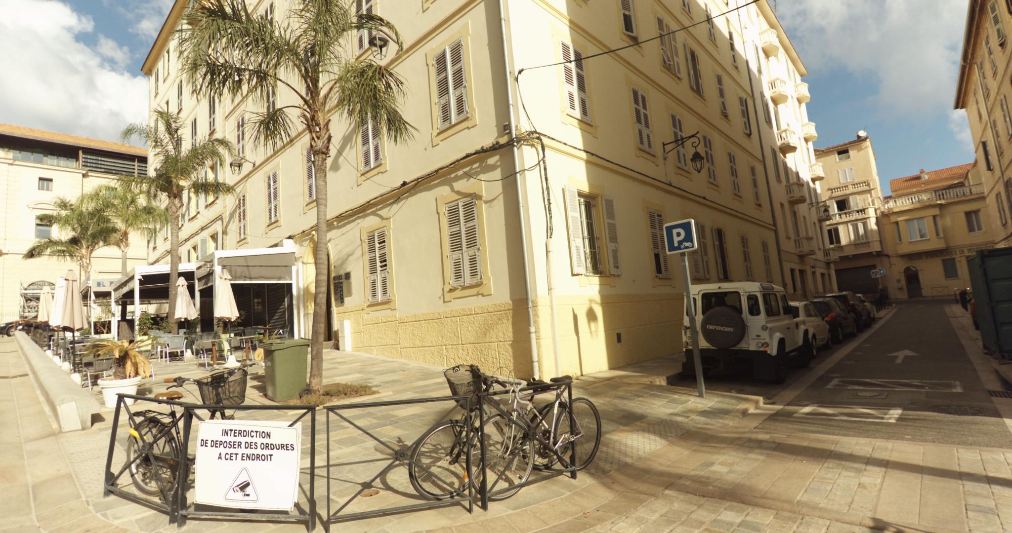La rue de Aux Boucles D&rsquo;Or à Ajaccio