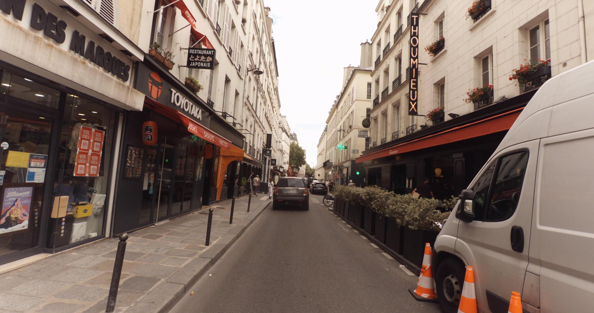 La rue de Bcj Hair à Paris