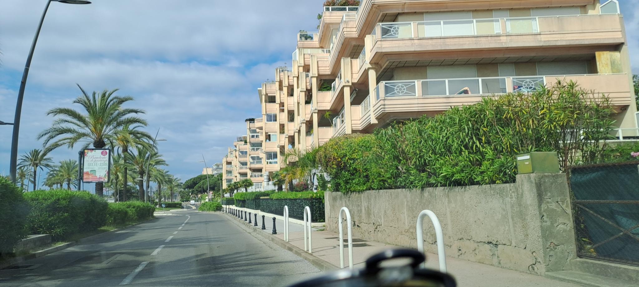 Vue de la rue du spot Street workout Vallauris, Avenue des Frères Roustan