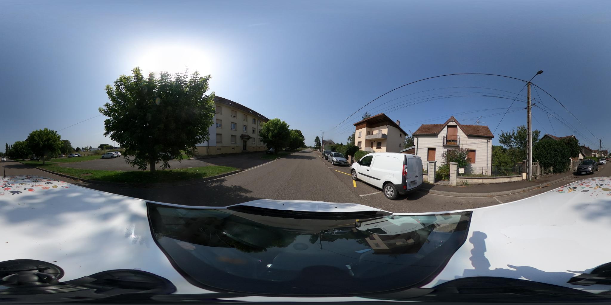 Vue de la rue du spot Street workout Lure, Route de la Saline