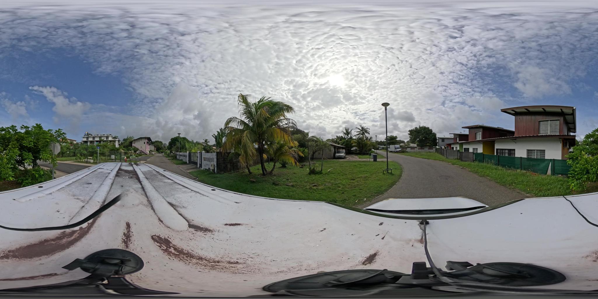 Vue de la rue du spot Aire de fitness des Lys de Cayenne