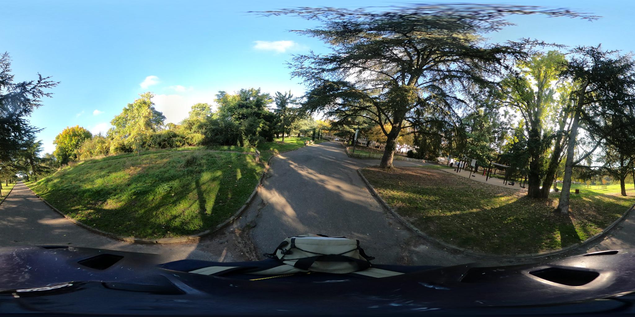 Vue de la rue du spot Espace de Street Workout
