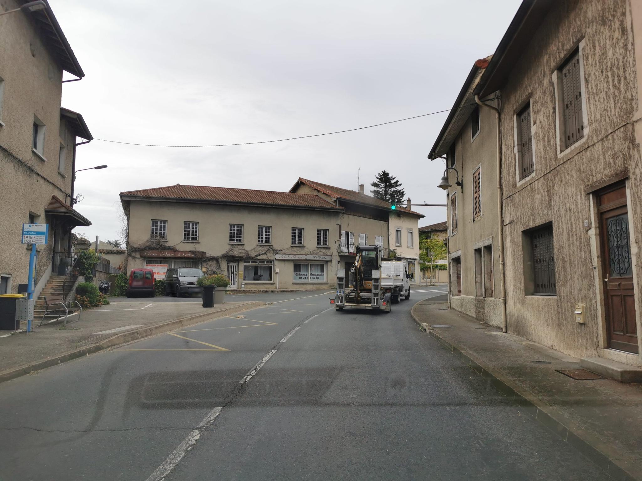 La rue de Hair By Mag à Neuville-Les-Dames