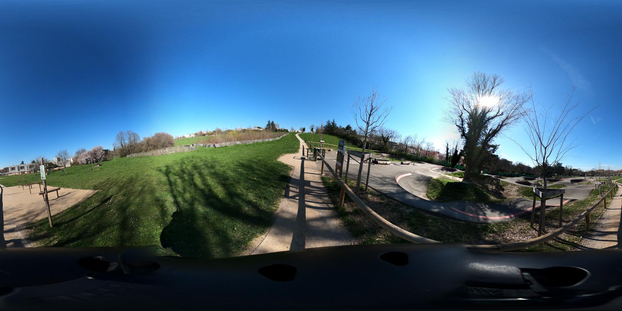 Vue de la rue du spot Parc Nelson Mandela, Rue Colette