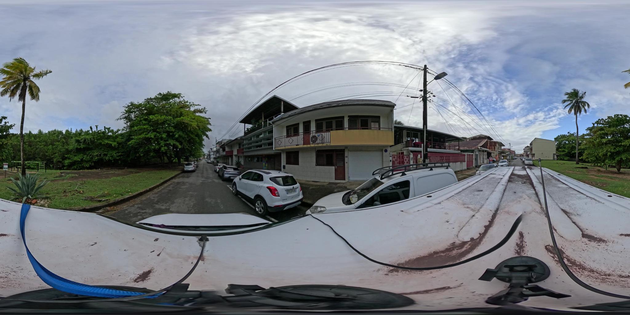 Vue de la rue du spot Aire de street workout et fitness rue Schoelcher (front de mer)