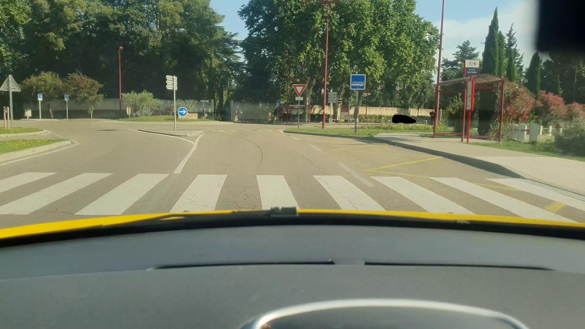Vue de la rue du spot Street workout Montfrin, Avenue du Général de Gaulle