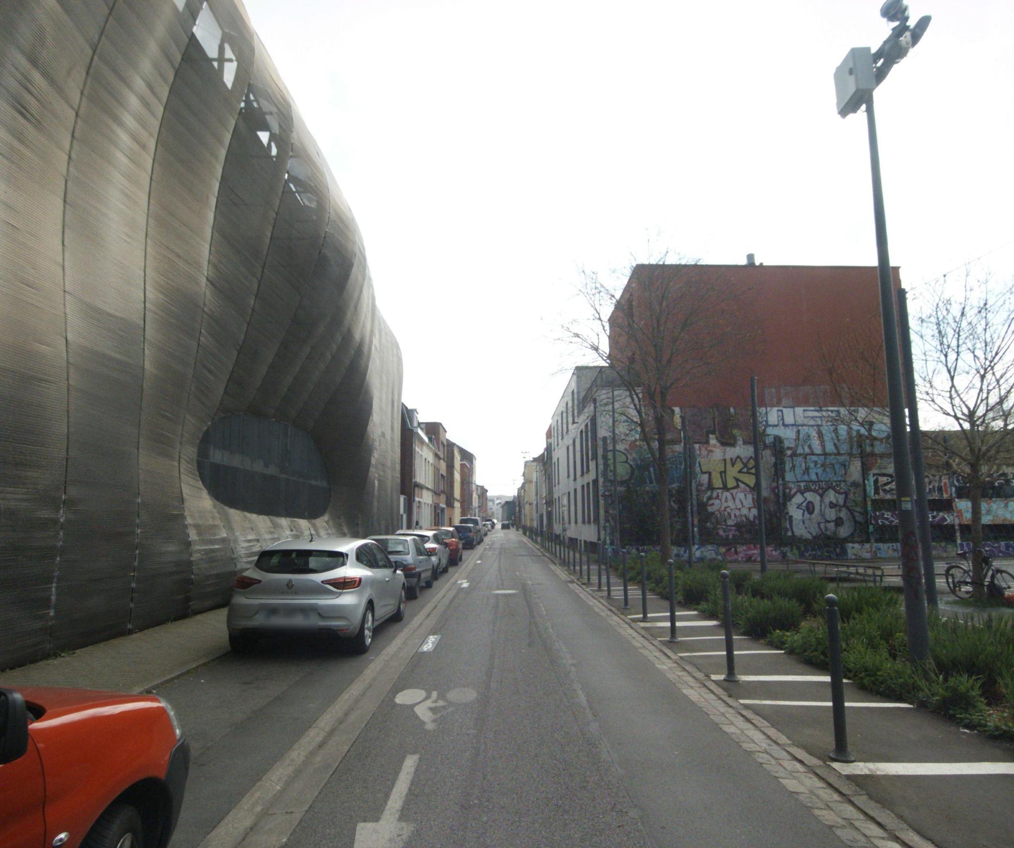 Vue de la rue du spot Square des Sarrazins