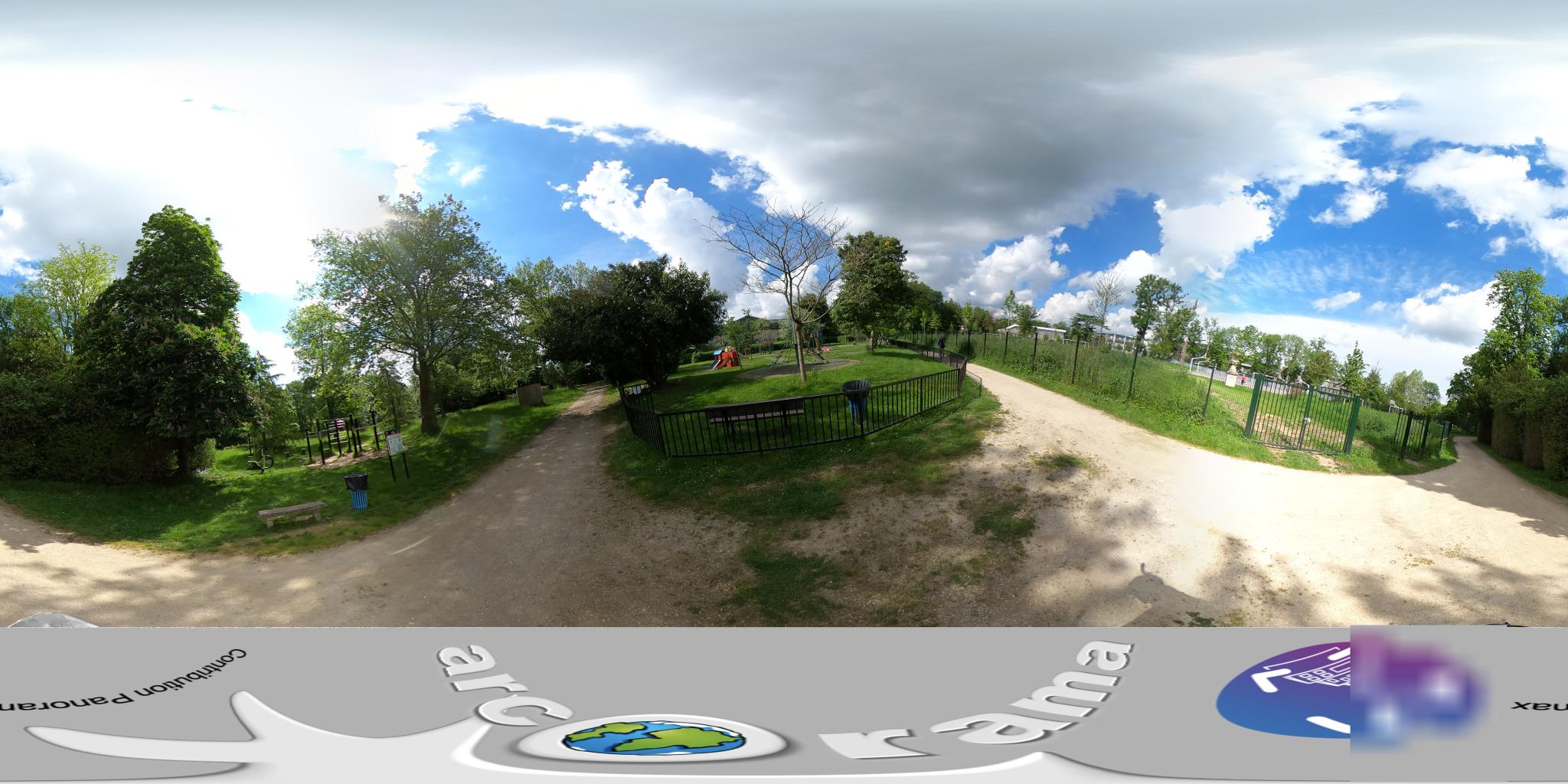 Vue de la rue du spot Parc du Château du Haut-Buc
