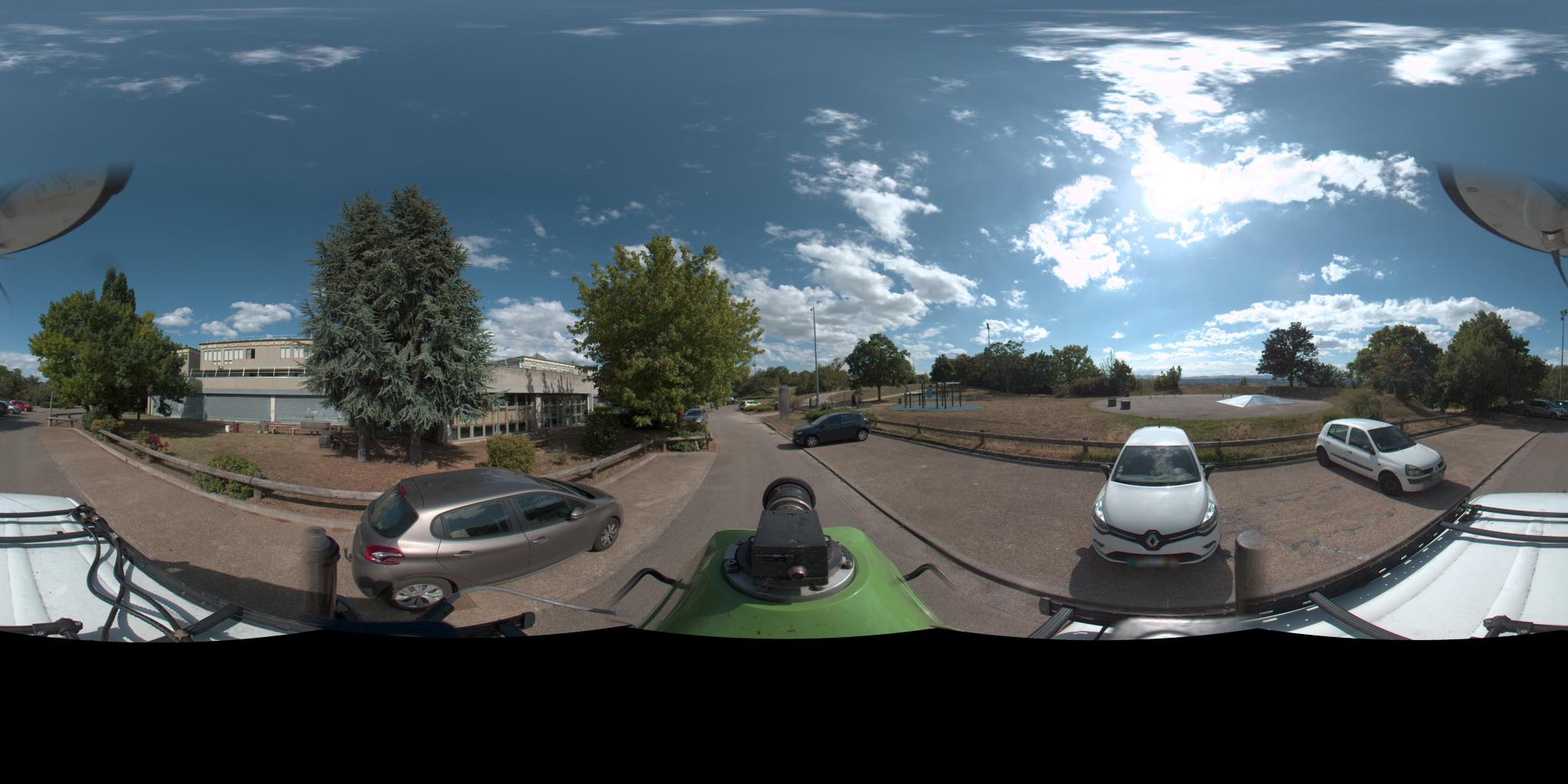 Vue de la rue du spot Parc Hélène et Victor Basch
