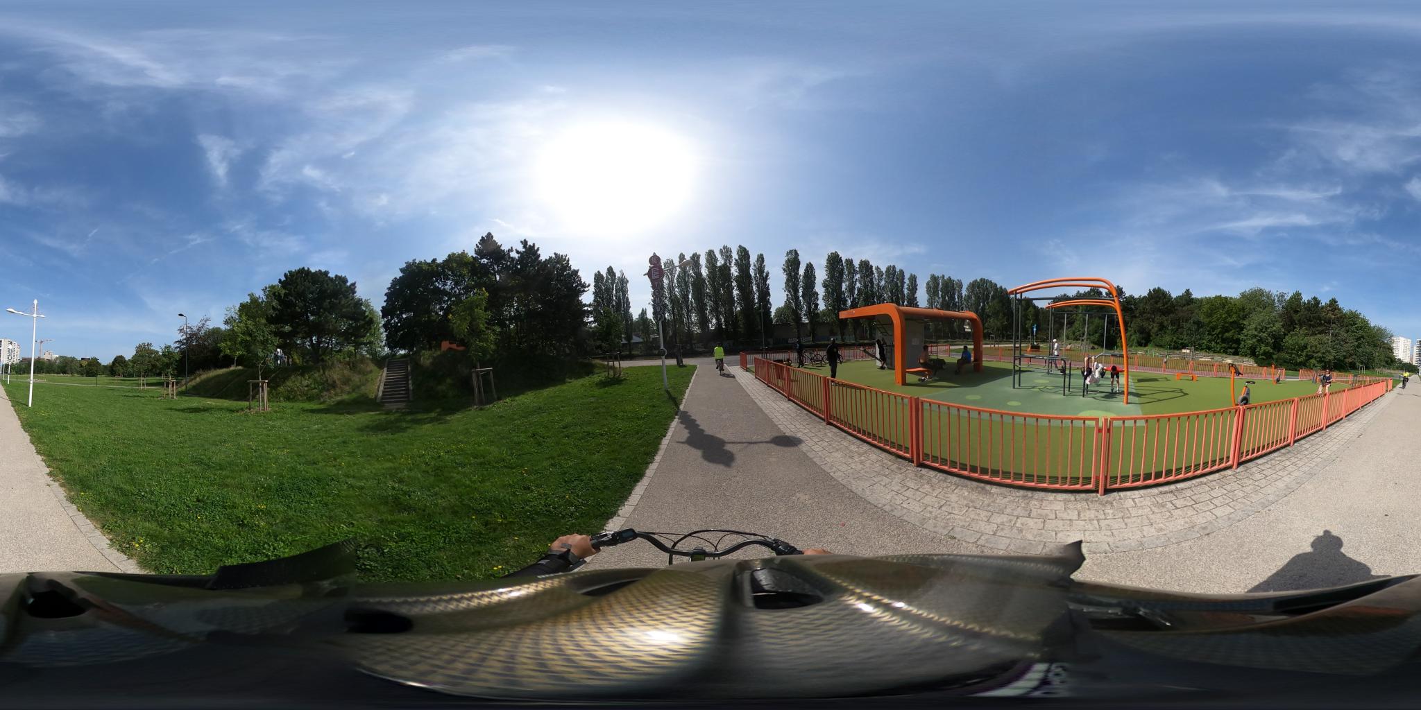 Vue de la rue du spot Aire de sport